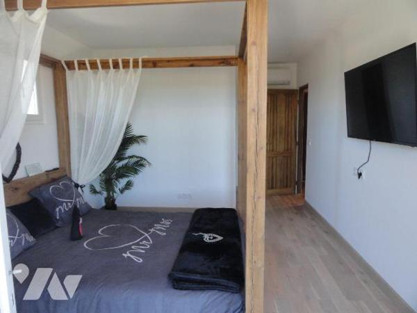 SUR LES HAUTEURS VILLA DE 2011 édifiée  sur une parcelle de terrain de 1534m² arborée avec dive...