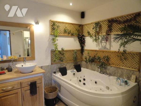 SUR LES HAUTEURS VILLA DE 2011 édifiée  sur une parcelle de terrain de 1534m² arborée avec dive...