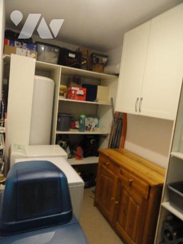 SUR LES HAUTEURS VILLA DE 2011 édifiée  sur une parcelle de terrain de 1534m² arborée avec dive...