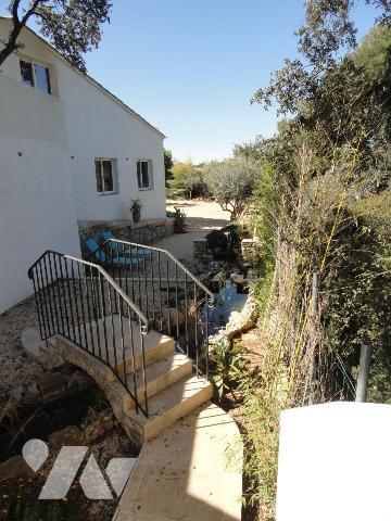 SUR LES HAUTEURS VILLA DE 2011 édifiée  sur une parcelle de terrain de 1534m² arborée avec dive...