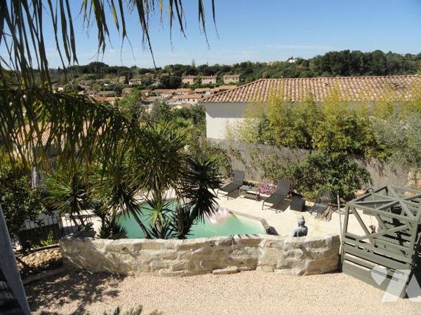 SUR LES HAUTEURS VILLA DE 2011 édifiée  sur une parcelle de terrain de 1534m² arborée avec dive...