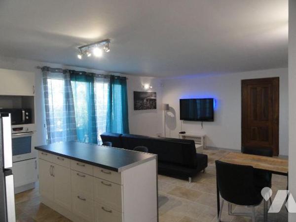 SUR LES HAUTEURS VILLA DE 2011 édifiée  sur une parcelle de terrain de 1534m² arborée avec dive...