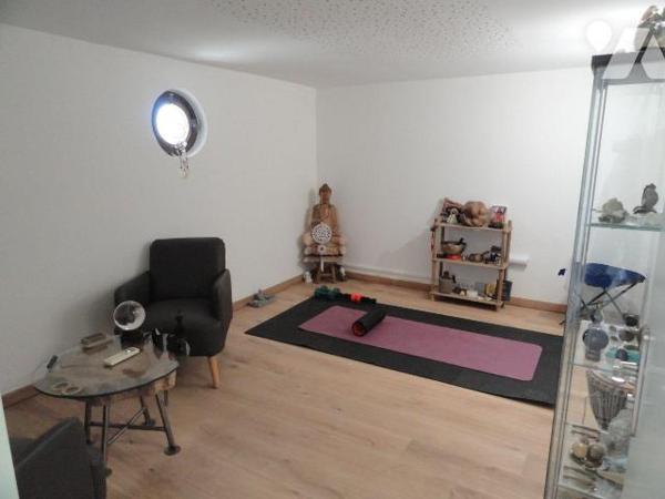 SUR LES HAUTEURS VILLA DE 2011 édifiée  sur une parcelle de terrain de 1534m² arborée avec dive...