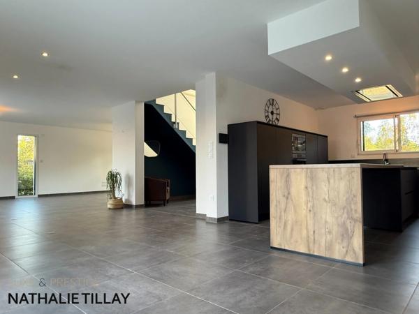 Maison à vendre COMBLEUX , maison d’architecte contemporaine avec jardin , piscine, à deux pas de la Loire
