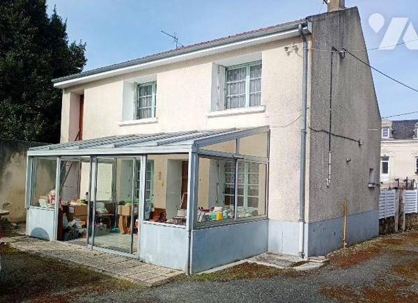 Ds centre-bourg, MAISON ANCIENNE, env. 66m2 hab, comprenant :
. en RC : véranda, cuisine (15m2...