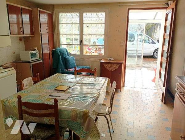 Ds centre-bourg, MAISON ANCIENNE, env. 66m2 hab, comprenant :
. en RC : véranda, cuisine (15m2...