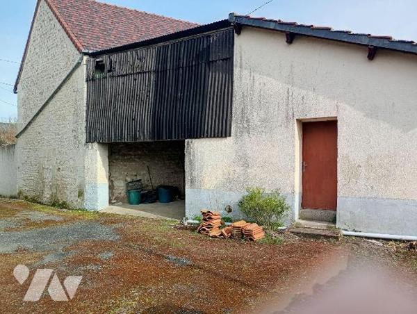 Ds centre-bourg, MAISON ANCIENNE, env. 66m2 hab, comprenant :
. en RC : véranda, cuisine (15m2...