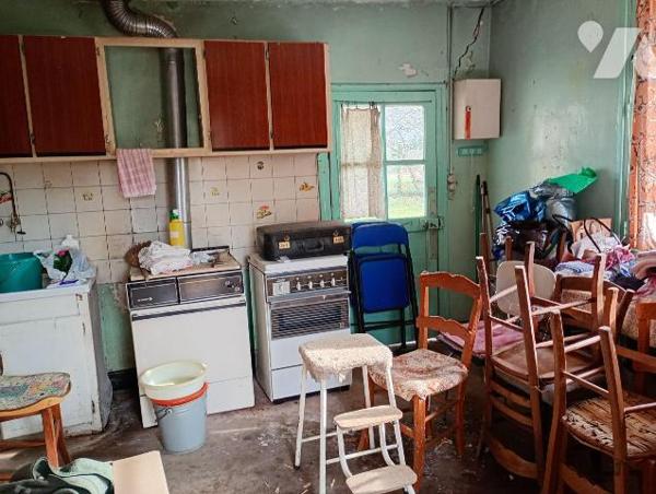 Ds centre-bourg, MAISON ANCIENNE, env. 66m2 hab, comprenant :
. en RC : véranda, cuisine (15m2...