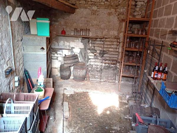 Ds centre-bourg, MAISON ANCIENNE, env. 66m2 hab, comprenant :
. en RC : véranda, cuisine (15m2...