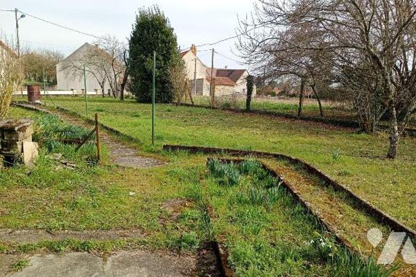 Ds centre-bourg, MAISON ANCIENNE, env. 66m2 hab, comprenant :
. en RC : véranda, cuisine (15m2...