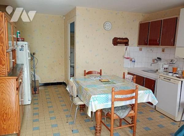 Ds centre-bourg, MAISON ANCIENNE, env. 66m2 hab, comprenant :
. en RC : véranda, cuisine (15m2...