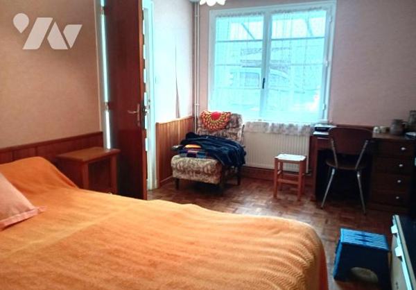 Ds centre-bourg, MAISON ANCIENNE, env. 66m2 hab, comprenant :
. en RC : véranda, cuisine (15m2...