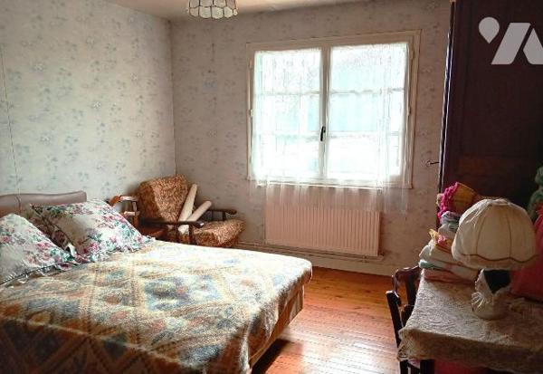 Ds centre-bourg, MAISON ANCIENNE, env. 66m2 hab, comprenant :
. en RC : véranda, cuisine (15m2...