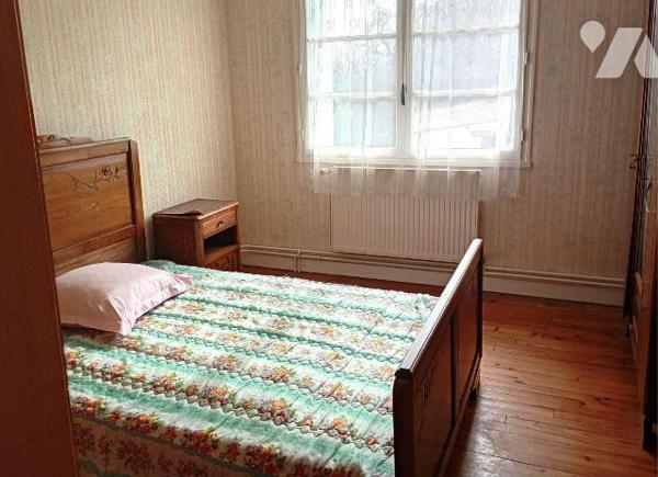 Ds centre-bourg, MAISON ANCIENNE, env. 66m2 hab, comprenant :
. en RC : véranda, cuisine (15m2...