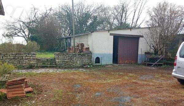 Ds centre-bourg, MAISON ANCIENNE, env. 66m2 hab, comprenant :
. en RC : véranda, cuisine (15m2...