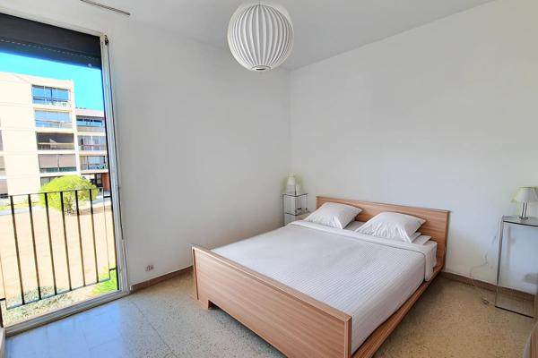 T2 traversant avec terrasse et parking