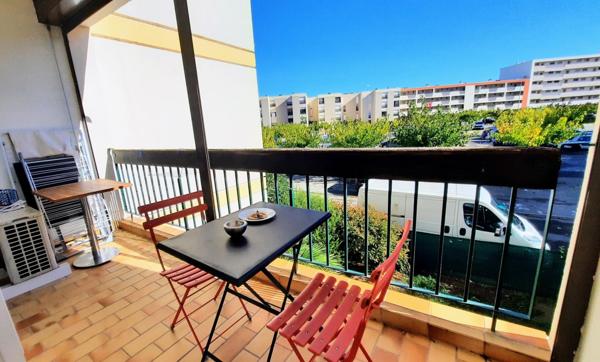 T2 traversant avec terrasse et parking