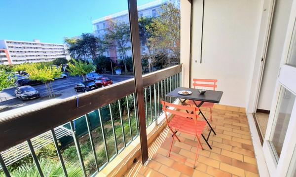 T2 traversant avec terrasse et parking