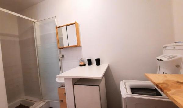 T2 traversant avec terrasse et parking