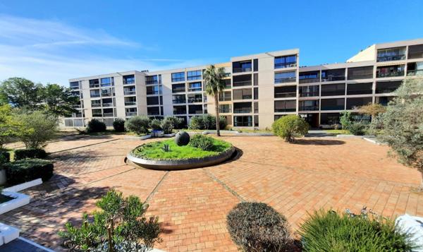 T2 traversant avec terrasse et parking