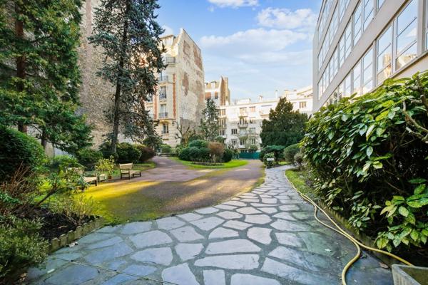 Bureaux à louer Neuilly-sur-Seine avec vue jardin et parking électrique
