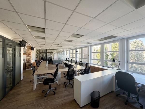Bureaux à louer Neuilly-sur-Seine avec vue jardin et parking électrique