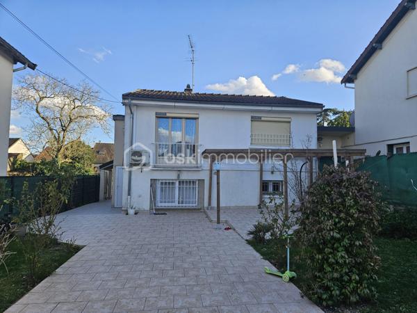 Dans un environnement recherché et agréable du quartier des fleurs, venez découvrir cette agréable maison individuelle d'environ 107m2, édifiée sur un beau terrain de 403m2

Dès l'entrée, vous serez séduit par la luminosité des espaces.
Le rez-de-chaussée se compose d'une agréable entrée desservant une grande cuisine équipée et aménagée, ouverte sur son prolongement vers un beau salon, offrant un espace de vie convivial et chaleureux. Un WC indépendant complète ce niveau.

A l'étage, vous découvrirez 3 chambres, ainsi que de nombreux rangements grâce aux grands placards présents dans le couloir. Une salle de bain avec WC complète l'espace nuit.

A l'extérieur, la maison bénéficie de terrains à l'avant comme à l'arrière, offrant différents espaces à aménager selon vos envies. La partie avant permet également de stationner jusqu'à 2 véhicules à l'intérieur de la propriété.

Les +++++++ : quartier recherché et environnement calme, belle luminosité, pompe à chaleur, stationnement de 2 véhicules sur la propriété

Quelques travaux sont à prévoir
N'hésitez pas à me contacter pour organiser une visite