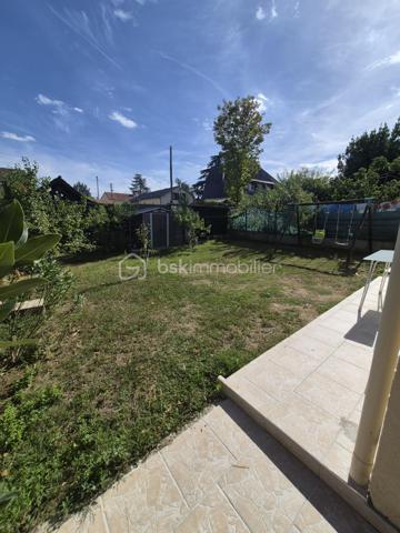 Dans un environnement recherché et agréable du quartier des fleurs, venez découvrir cette agréable maison individuelle d'environ 107m2, édifiée sur un beau terrain de 403m2

Dès l'entrée, vous serez séduit par la luminosité des espaces.
Le rez-de-chaussée se compose d'une agréable entrée desservant une grande cuisine équipée et aménagée, ouverte sur son prolongement vers un beau salon, offrant un espace de vie convivial et chaleureux. Un WC indépendant complète ce niveau.

A l'étage, vous découvrirez 3 chambres, ainsi que de nombreux rangements grâce aux grands placards présents dans le couloir. Une salle de bain avec WC complète l'espace nuit.

A l'extérieur, la maison bénéficie de terrains à l'avant comme à l'arrière, offrant différents espaces à aménager selon vos envies. La partie avant permet également de stationner jusqu'à 2 véhicules à l'intérieur de la propriété.

Les +++++++ : quartier recherché et environnement calme, belle luminosité, pompe à chaleur, stationnement de 2 véhicules sur la propriété

Quelques travaux sont à prévoir
N'hésitez pas à me contacter pour organiser une visite