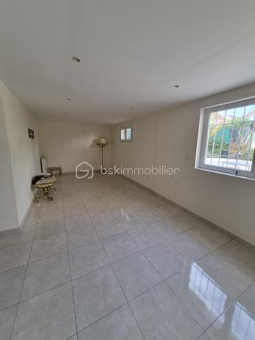 Dans un environnement recherché et agréable du quartier des fleurs, venez découvrir cette agréable maison individuelle d'environ 107m2, édifiée sur un beau terrain de 403m2

Dès l'entrée, vous serez séduit par la luminosité des espaces.
Le rez-de-chaussée se compose d'une agréable entrée desservant une grande cuisine équipée et aménagée, ouverte sur son prolongement vers un beau salon, offrant un espace de vie convivial et chaleureux. Un WC indépendant complète ce niveau.

A l'étage, vous découvrirez 3 chambres, ainsi que de nombreux rangements grâce aux grands placards présents dans le couloir. Une salle de bain avec WC complète l'espace nuit.

A l'extérieur, la maison bénéficie de terrains à l'avant comme à l'arrière, offrant différents espaces à aménager selon vos envies. La partie avant permet également de stationner jusqu'à 2 véhicules à l'intérieur de la propriété.

Les +++++++ : quartier recherché et environnement calme, belle luminosité, pompe à chaleur, stationnement de 2 véhicules sur la propriété

Quelques travaux sont à prévoir
N'hésitez pas à me contacter pour organiser une visite