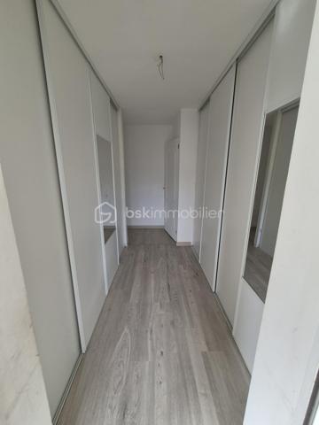 Dans un environnement recherché et agréable du quartier des fleurs, venez découvrir cette agréable maison individuelle d'environ 107m2, édifiée sur un beau terrain de 403m2

Dès l'entrée, vous serez séduit par la luminosité des espaces.
Le rez-de-chaussée se compose d'une agréable entrée desservant une grande cuisine équipée et aménagée, ouverte sur son prolongement vers un beau salon, offrant un espace de vie convivial et chaleureux. Un WC indépendant complète ce niveau.

A l'étage, vous découvrirez 3 chambres, ainsi que de nombreux rangements grâce aux grands placards présents dans le couloir. Une salle de bain avec WC complète l'espace nuit.

A l'extérieur, la maison bénéficie de terrains à l'avant comme à l'arrière, offrant différents espaces à aménager selon vos envies. La partie avant permet également de stationner jusqu'à 2 véhicules à l'intérieur de la propriété.

Les +++++++ : quartier recherché et environnement calme, belle luminosité, pompe à chaleur, stationnement de 2 véhicules sur la propriété

Quelques travaux sont à prévoir
N'hésitez pas à me contacter pour organiser une visite