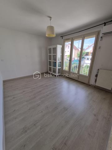 Dans un environnement recherché et agréable du quartier des fleurs, venez découvrir cette agréable maison individuelle d'environ 107m2, édifiée sur un beau terrain de 403m2

Dès l'entrée, vous serez séduit par la luminosité des espaces.
Le rez-de-chaussée se compose d'une agréable entrée desservant une grande cuisine équipée et aménagée, ouverte sur son prolongement vers un beau salon, offrant un espace de vie convivial et chaleureux. Un WC indépendant complète ce niveau.

A l'étage, vous découvrirez 3 chambres, ainsi que de nombreux rangements grâce aux grands placards présents dans le couloir. Une salle de bain avec WC complète l'espace nuit.

A l'extérieur, la maison bénéficie de terrains à l'avant comme à l'arrière, offrant différents espaces à aménager selon vos envies. La partie avant permet également de stationner jusqu'à 2 véhicules à l'intérieur de la propriété.

Les +++++++ : quartier recherché et environnement calme, belle luminosité, pompe à chaleur, stationnement de 2 véhicules sur la propriété

Quelques travaux sont à prévoir
N'hésitez pas à me contacter pour organiser une visite