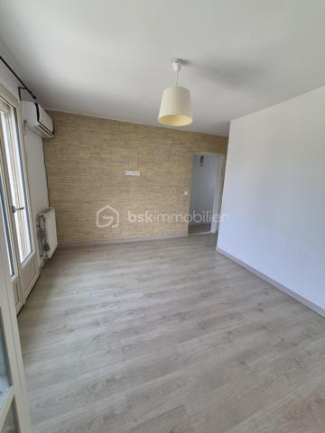 Dans un environnement recherché et agréable du quartier des fleurs, venez découvrir cette agréable maison individuelle d'environ 107m2, édifiée sur un beau terrain de 403m2

Dès l'entrée, vous serez séduit par la luminosité des espaces.
Le rez-de-chaussée se compose d'une agréable entrée desservant une grande cuisine équipée et aménagée, ouverte sur son prolongement vers un beau salon, offrant un espace de vie convivial et chaleureux. Un WC indépendant complète ce niveau.

A l'étage, vous découvrirez 3 chambres, ainsi que de nombreux rangements grâce aux grands placards présents dans le couloir. Une salle de bain avec WC complète l'espace nuit.

A l'extérieur, la maison bénéficie de terrains à l'avant comme à l'arrière, offrant différents espaces à aménager selon vos envies. La partie avant permet également de stationner jusqu'à 2 véhicules à l'intérieur de la propriété.

Les +++++++ : quartier recherché et environnement calme, belle luminosité, pompe à chaleur, stationnement de 2 véhicules sur la propriété

Quelques travaux sont à prévoir
N'hésitez pas à me contacter pour organiser une visite