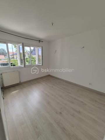 Dans un environnement recherché et agréable du quartier des fleurs, venez découvrir cette agréable maison individuelle d'environ 107m2, édifiée sur un beau terrain de 403m2

Dès l'entrée, vous serez séduit par la luminosité des espaces.
Le rez-de-chaussée se compose d'une agréable entrée desservant une grande cuisine équipée et aménagée, ouverte sur son prolongement vers un beau salon, offrant un espace de vie convivial et chaleureux. Un WC indépendant complète ce niveau.

A l'étage, vous découvrirez 3 chambres, ainsi que de nombreux rangements grâce aux grands placards présents dans le couloir. Une salle de bain avec WC complète l'espace nuit.

A l'extérieur, la maison bénéficie de terrains à l'avant comme à l'arrière, offrant différents espaces à aménager selon vos envies. La partie avant permet également de stationner jusqu'à 2 véhicules à l'intérieur de la propriété.

Les +++++++ : quartier recherché et environnement calme, belle luminosité, pompe à chaleur, stationnement de 2 véhicules sur la propriété

Quelques travaux sont à prévoir
N'hésitez pas à me contacter pour organiser une visite