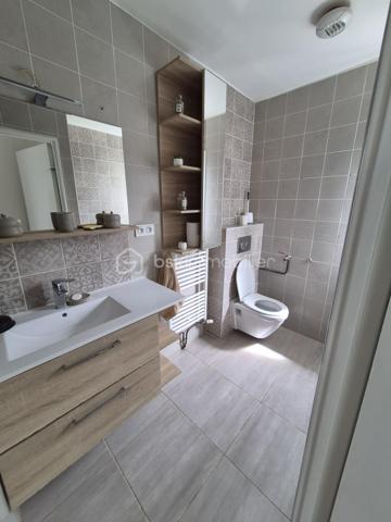 Dans un environnement recherché et agréable du quartier des fleurs, venez découvrir cette agréable maison individuelle d'environ 107m2, édifiée sur un beau terrain de 403m2

Dès l'entrée, vous serez séduit par la luminosité des espaces.
Le rez-de-chaussée se compose d'une agréable entrée desservant une grande cuisine équipée et aménagée, ouverte sur son prolongement vers un beau salon, offrant un espace de vie convivial et chaleureux. Un WC indépendant complète ce niveau.

A l'étage, vous découvrirez 3 chambres, ainsi que de nombreux rangements grâce aux grands placards présents dans le couloir. Une salle de bain avec WC complète l'espace nuit.

A l'extérieur, la maison bénéficie de terrains à l'avant comme à l'arrière, offrant différents espaces à aménager selon vos envies. La partie avant permet également de stationner jusqu'à 2 véhicules à l'intérieur de la propriété.

Les +++++++ : quartier recherché et environnement calme, belle luminosité, pompe à chaleur, stationnement de 2 véhicules sur la propriété

Quelques travaux sont à prévoir
N'hésitez pas à me contacter pour organiser une visite