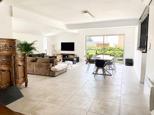 Secteur résidentiel Villa T5/6 d'env 207 m² entièrement rénovée, sur parcelle de 787 m²,