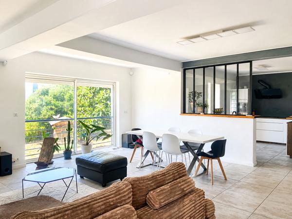 Secteur résidentiel Villa T5/6 d'env 207 m² entièrement rénovée, sur parcelle de 787 m²,