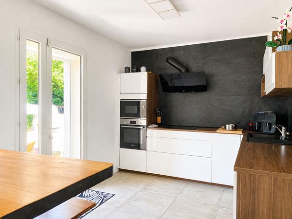 Secteur résidentiel Villa T5/6 d'env 207 m² entièrement rénovée, sur parcelle de 787 m²,