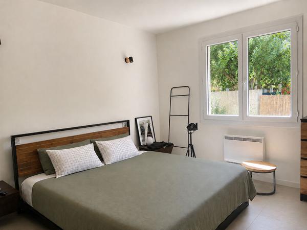 Secteur résidentiel Villa T5/6 d'env 207 m² entièrement rénovée, sur parcelle de 787 m²,