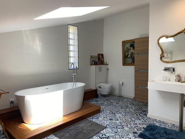 Secteur résidentiel Villa T5/6 d'env 207 m² entièrement rénovée, sur parcelle de 787 m²,