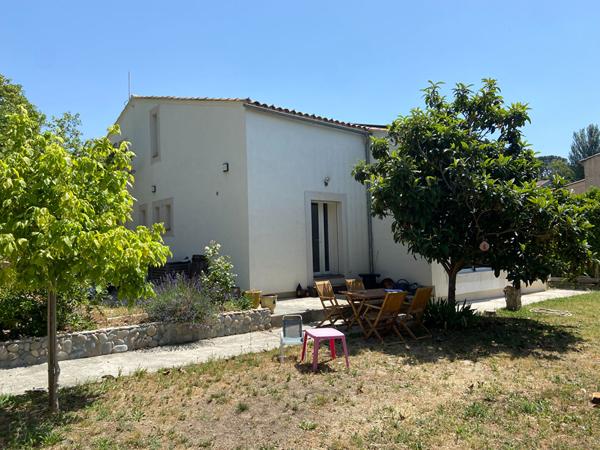 Secteur résidentiel Villa T5/6 d'env 207 m² entièrement rénovée, sur parcelle de 787 m²,