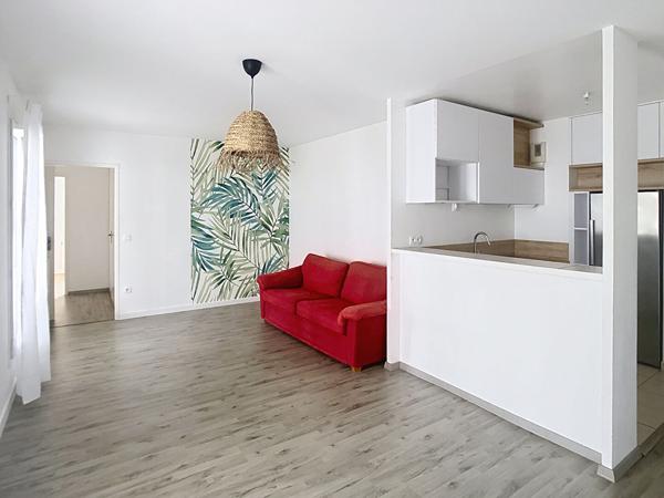 A vendre Angers les hauts de Saint Aubin, appartement type 3, 2 chambres, 1er étage, ascenseur, terrasse, place de parking privative en sous-sol, chauffage au gaz. Situé au calme avec proximité des commerces et des arrêts de bus.