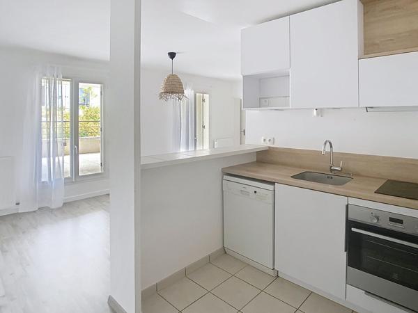 A vendre Angers les hauts de Saint Aubin, appartement type 3, 2 chambres, 1er étage, ascenseur, terrasse, place de parking privative en sous-sol, chauffage au gaz. Situé au calme avec proximité des commerces et des arrêts de bus.