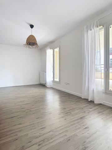 A vendre Angers les hauts de Saint Aubin, appartement type 3, 2 chambres, 1er étage, ascenseur, terrasse, place de parking privative en sous-sol, chauffage au gaz. Situé au calme avec proximité des commerces et des arrêts de bus.