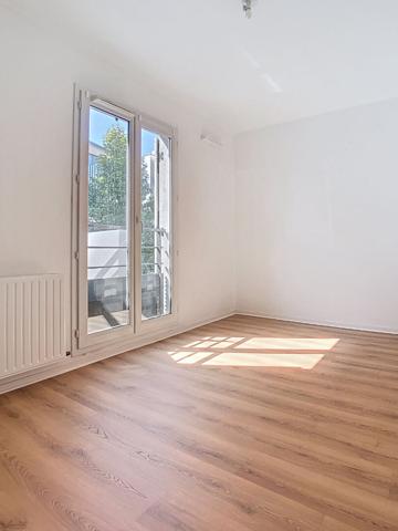 A vendre Angers les hauts de Saint Aubin, appartement type 3, 2 chambres, 1er étage, ascenseur, terrasse, place de parking privative en sous-sol, chauffage au gaz. Situé au calme avec proximité des commerces et des arrêts de bus.