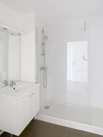 A vendre Angers les hauts de Saint Aubin, appartement type 3, 2 chambres, 1er étage, ascenseur, terrasse, place de parking privative en sous-sol, chauffage au gaz. Situé au calme avec proximité des commerces et des arrêts de bus.