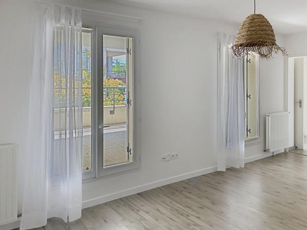 A vendre Angers les hauts de Saint Aubin, appartement type 3, 2 chambres, 1er étage, ascenseur, terrasse, place de parking privative en sous-sol, chauffage au gaz. Situé au calme avec proximité des commerces et des arrêts de bus.