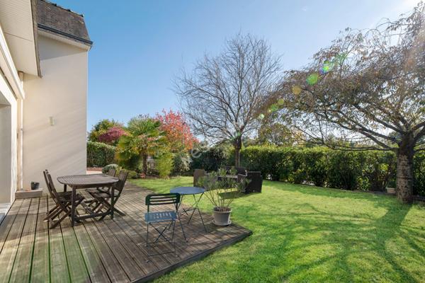 A vendre à Betton maison de 159m² habitable, 180m² au sol, 5 chambres dont 1 au rez-de-chaussée, une salle d'eau, une salle de bains, un double garage, un terrain clos de 629m²