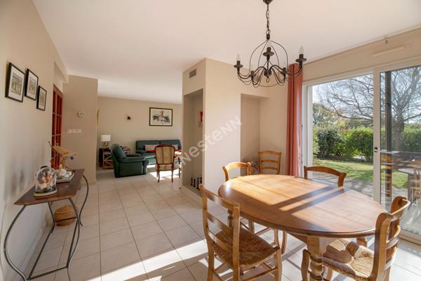 A vendre à Betton maison de 159m² habitable, 180m² au sol, 5 chambres dont 1 au rez-de-chaussée, une salle d'eau, une salle de bains, un double garage, un terrain clos de 629m²