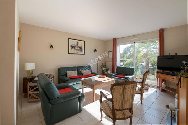 A vendre à Betton maison de 159m² habitable, 180m² au sol, 5 chambres dont 1 au rez-de-chaussée, une salle d'eau, une salle de bains, un double garage, un terrain clos de 629m²