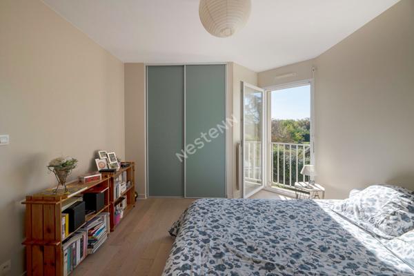 A vendre à Betton maison de 159m² habitable, 180m² au sol, 5 chambres dont 1 au rez-de-chaussée, une salle d'eau, une salle de bains, un double garage, un terrain clos de 629m²